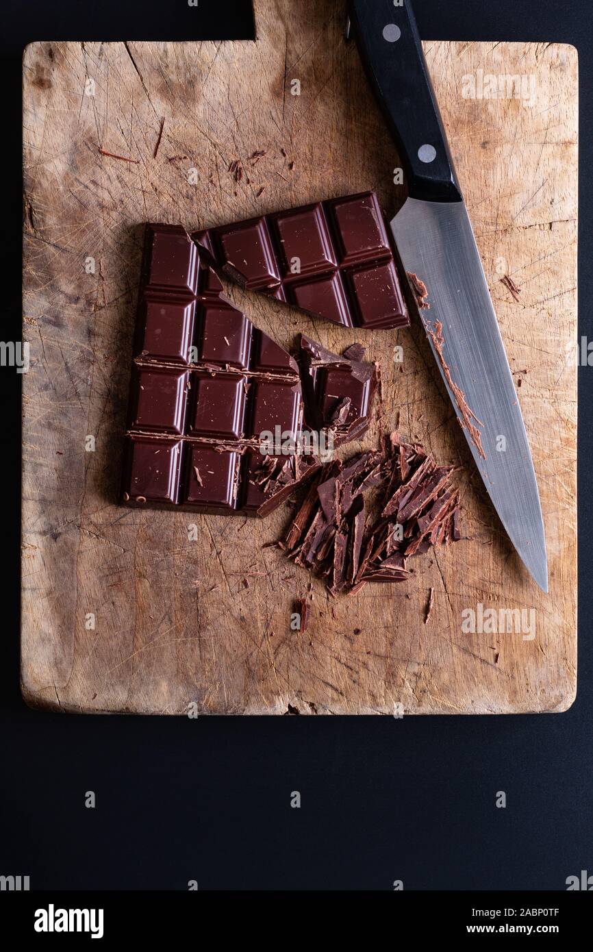 Concetto di alimentare il processo di preparazione per la fusione del cioccolato bio per rendere il dessert al cioccolato fondente, Brownie o torta Foto Stock