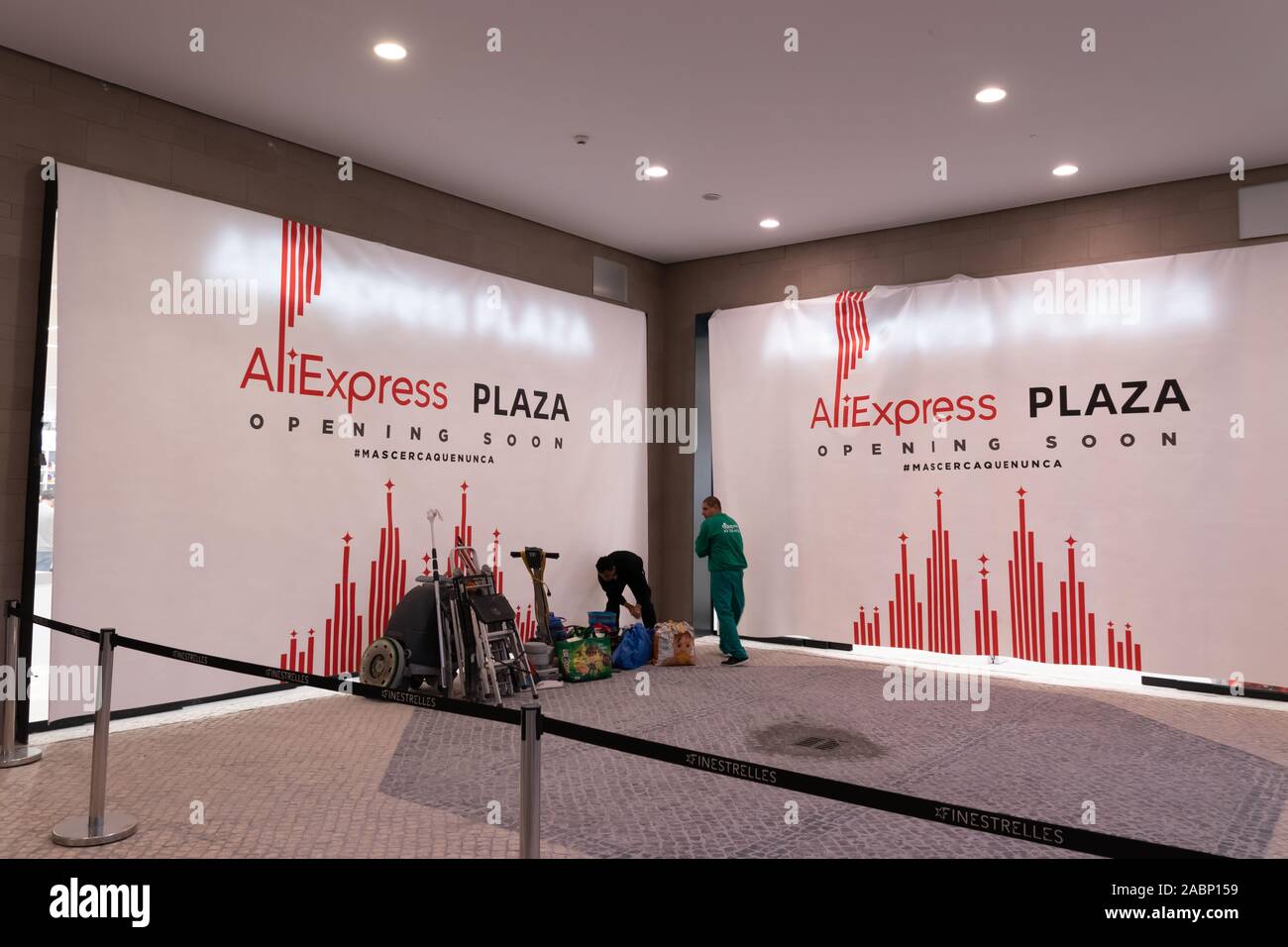 Esplugues de Llobregat, Barcellona / Spagna - Nov 28, 2019: Aliexpress Plaza shop preparazione per la grande apertura durante il Venerdì nero. Foto Stock