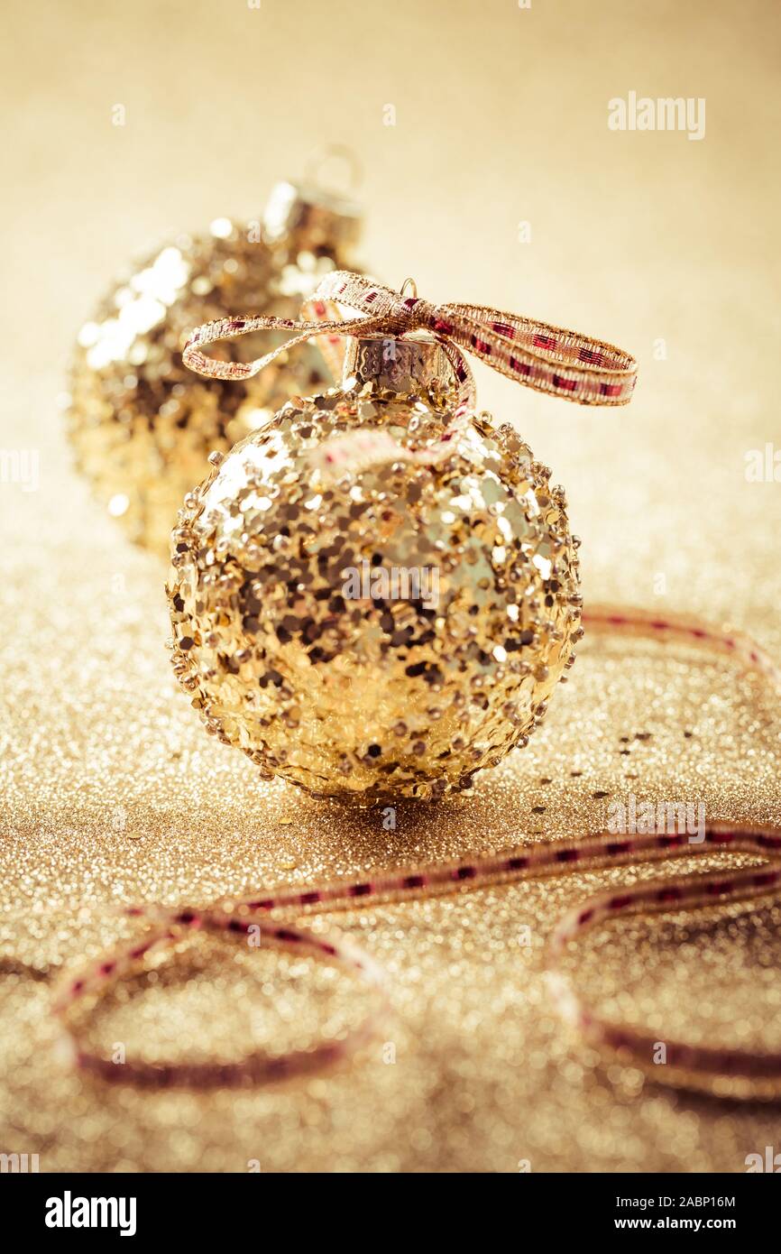 Golden palle di Natale su sfondo glitter con copia spazio. Glitter sfondo. Foto Stock