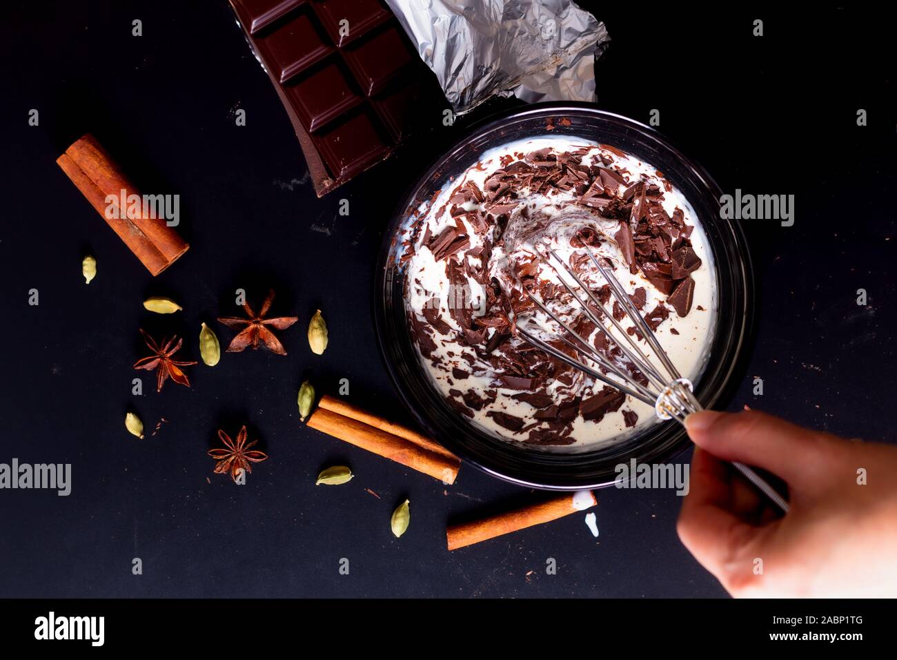 Concetto di alimentare il processo di preparazione per la fusione del cioccolato bio per rendere il dessert al cioccolato fondente, Brownie o torta Foto Stock