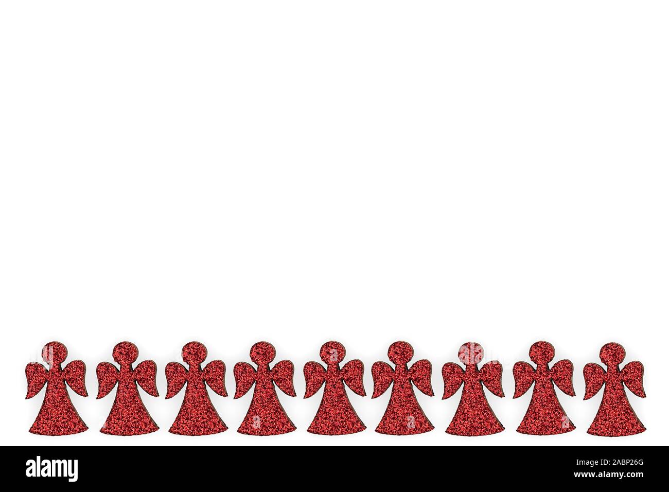 Gli angeli di legno ricoperta di glitter rosso isolato su sfondo bianco Foto Stock