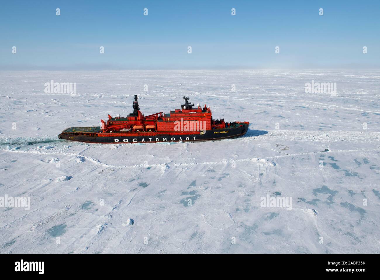 La Russia. Vista aerea del russo rompighiaccio nucleari, 50 anni di vittoria a rottura ghiacci in alta artico di 85,6 gradi nord sulla strada per il Foto Stock