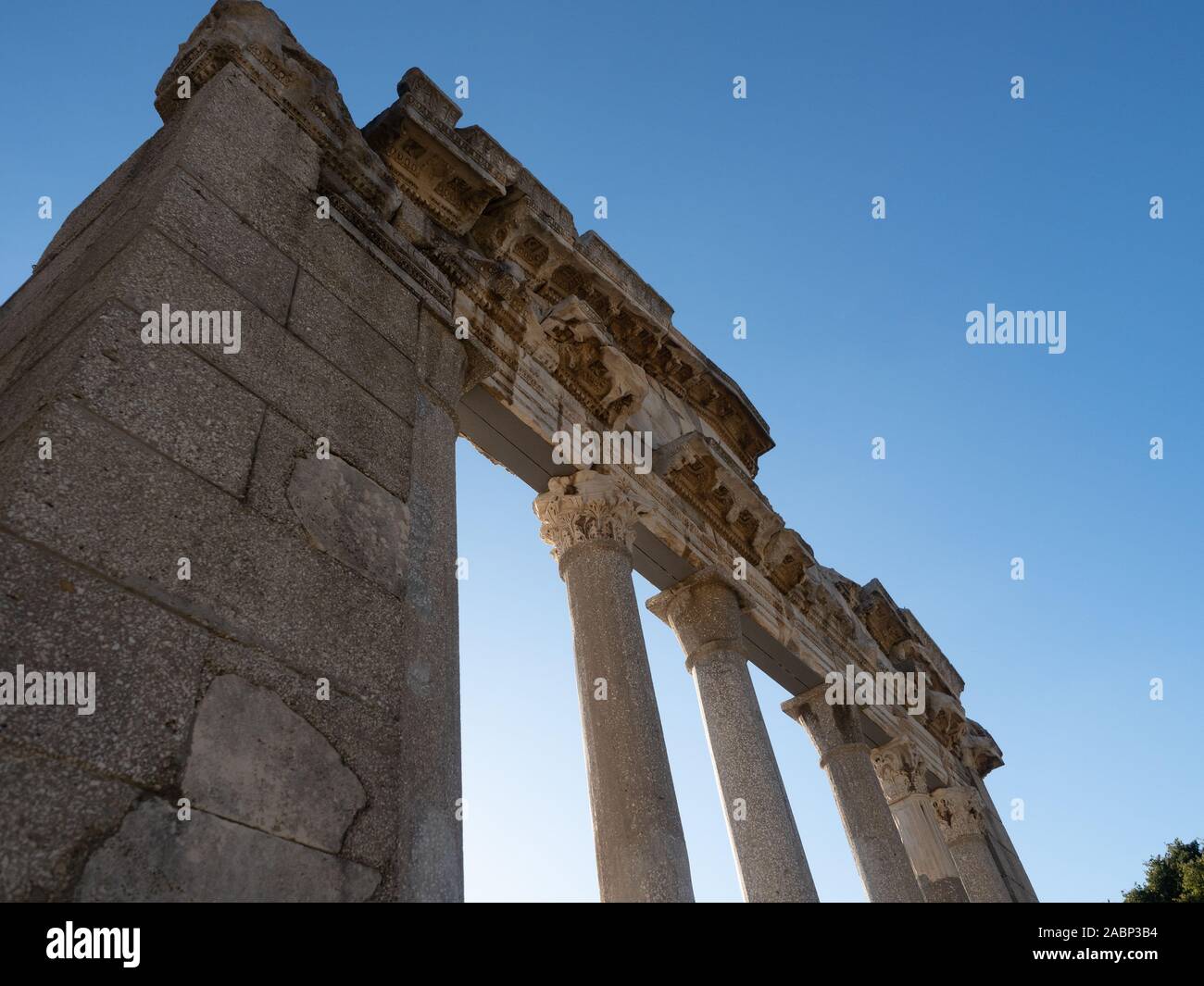 Chiusura del tempio restaurato di Agonothetes nell'antica città greca di Apollonia, ora in Albania. Fotografato in corrispondenza di un angolo dal di sotto. Foto Stock