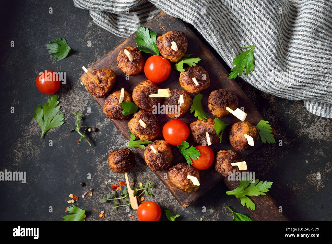 Fritti e croccanti polpette speziate su finger food spiedini, può essere mangiato caldo o freddo Foto Stock