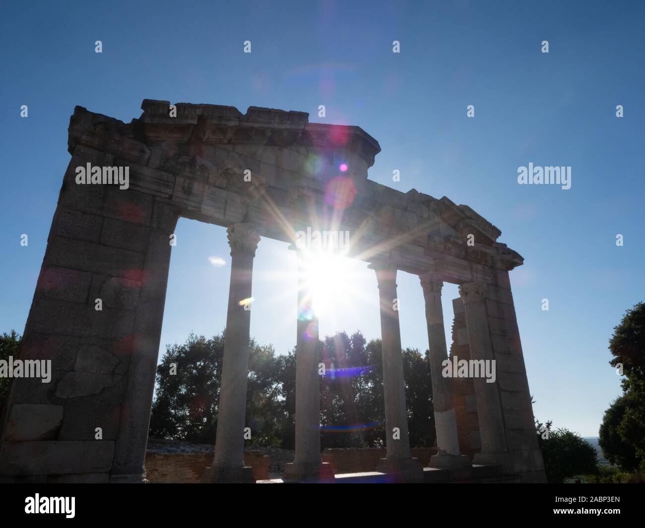 Colorato raggi di sole che splende attraverso il tempio restaurato di Agonothetes nell'antica città greca di Apollonia, ora in Albania. Fotografato in un angolo Foto Stock