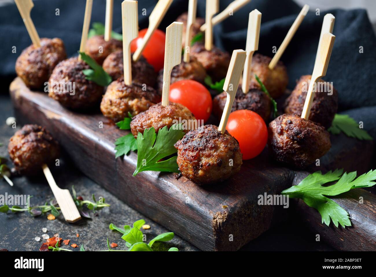 Fritti e croccanti polpette speziate su finger food spiedini, può essere mangiato caldo o freddo Foto Stock