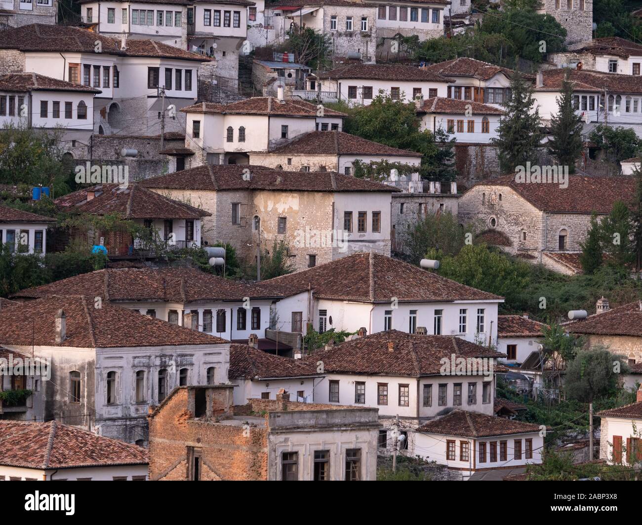 Berat, Albania - 27 Settembre 2019: Close up iconica architettura ottomana nel comune di un migliaio di windows, Berat, Albania. Foto Stock