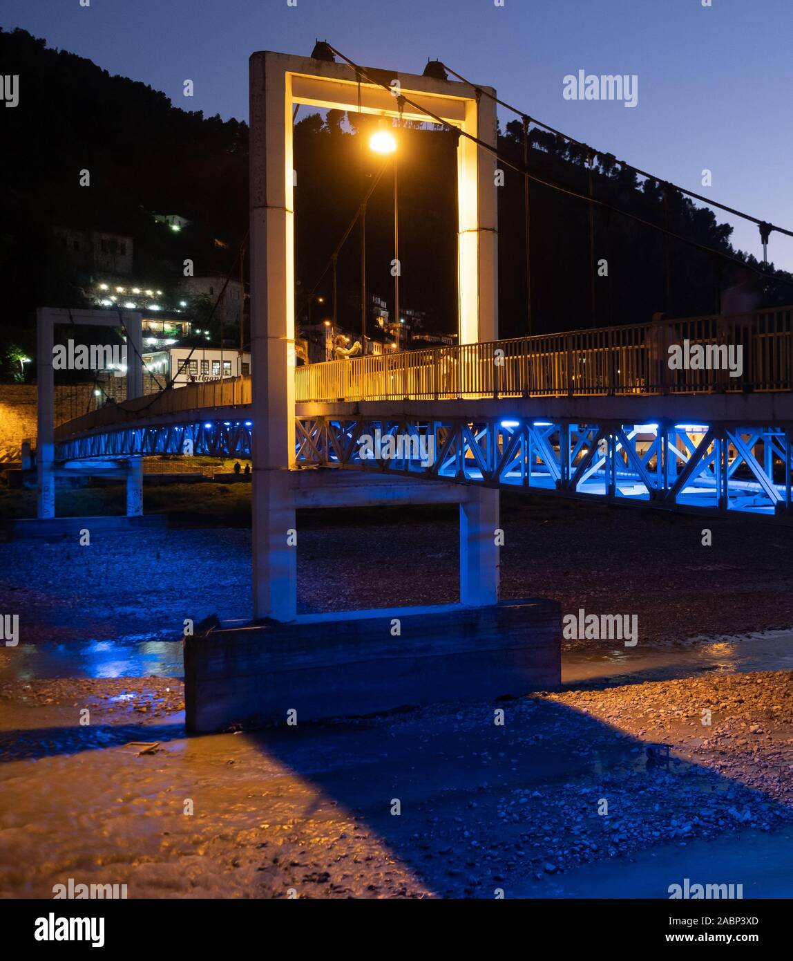 Berat, Albania - 28 Settembre 2019: chiusura del supporto concreto della sospensione pedonale ponte con il Gorica Trimestre di Berat in backgrou Foto Stock