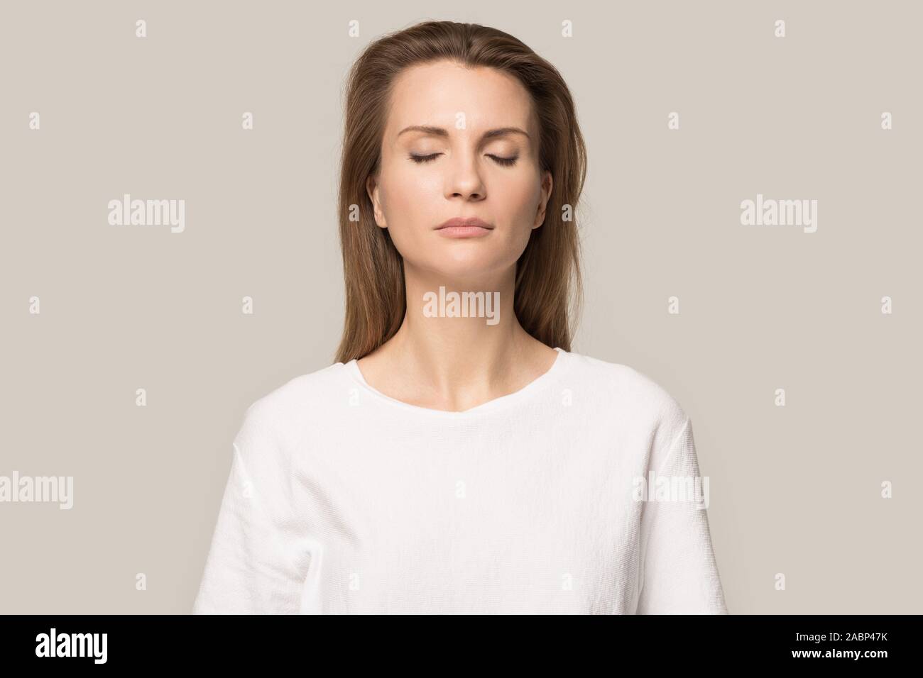 Calma memore della donna con gli occhi chiusi respirazione profonda, senza stress Foto Stock