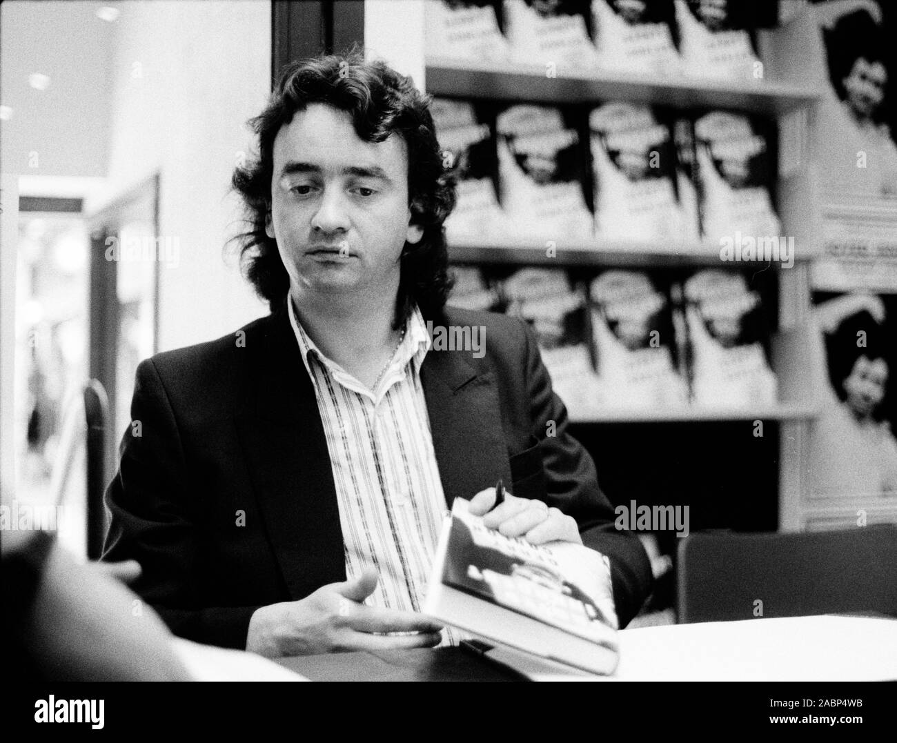 Gerry Conlon, segni le copie del suo libro "dimostrato innocente", Waterstone's Leeds GB 1990. Credito: Garry Clarkson/Alamy Foto Stock