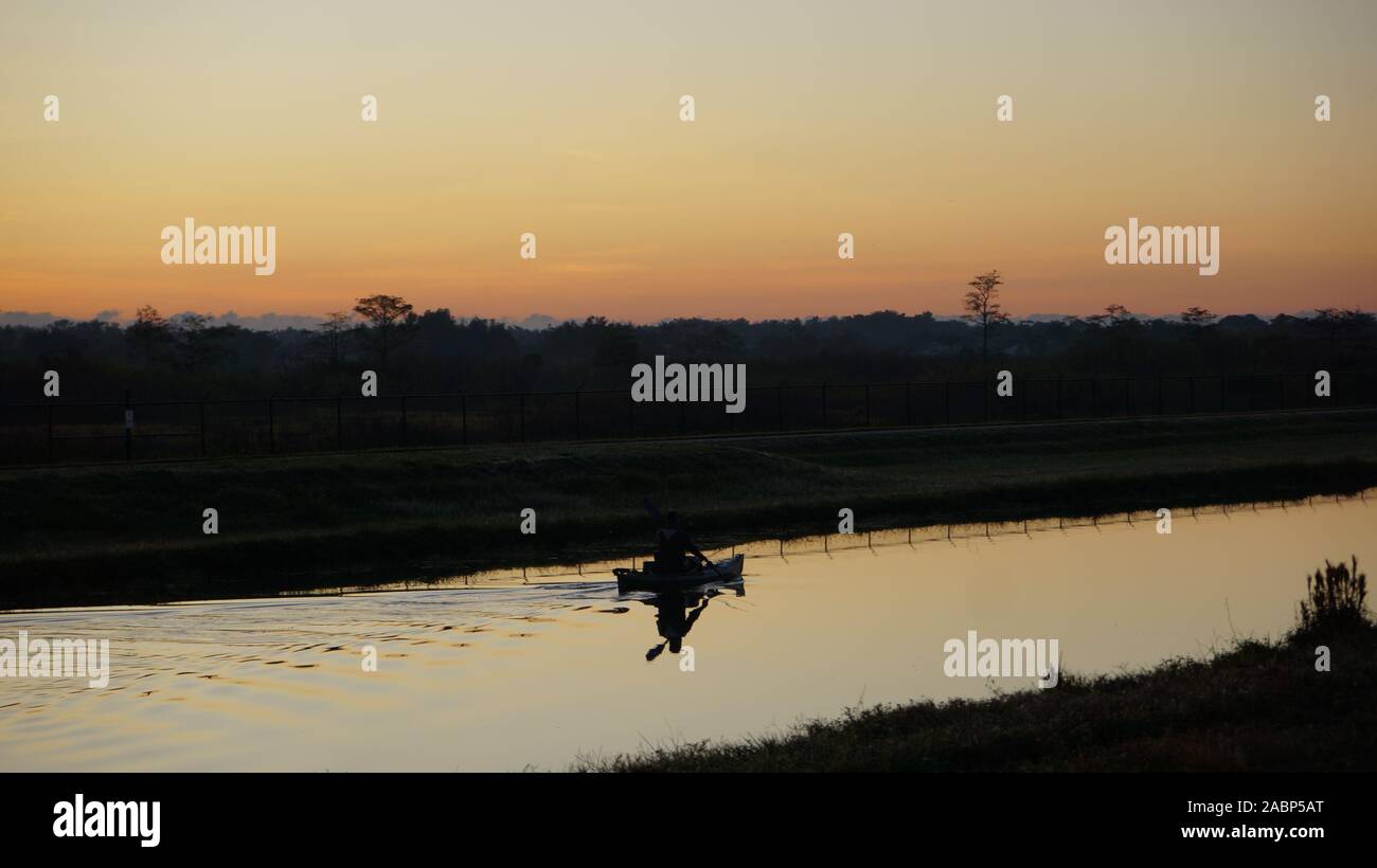 Sun riflettendo in bayou nella palude Foto Stock