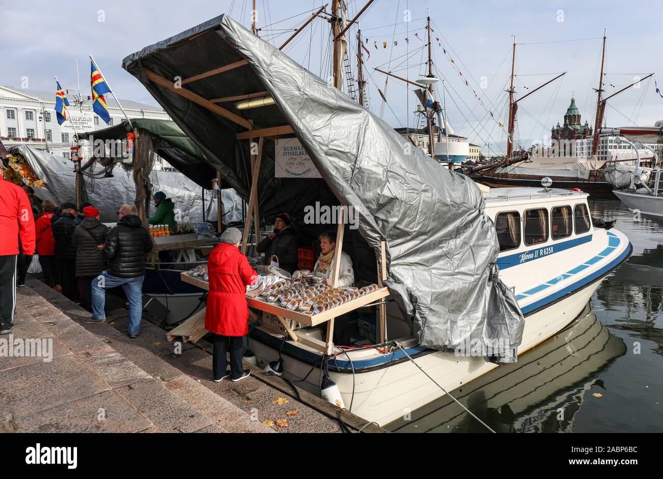 Aringa del Baltico relative ai prodotti venduti da una barca all'Aringa del Baltico fiera in Piazza del Mercato di Helsinki, Finlandia Foto Stock