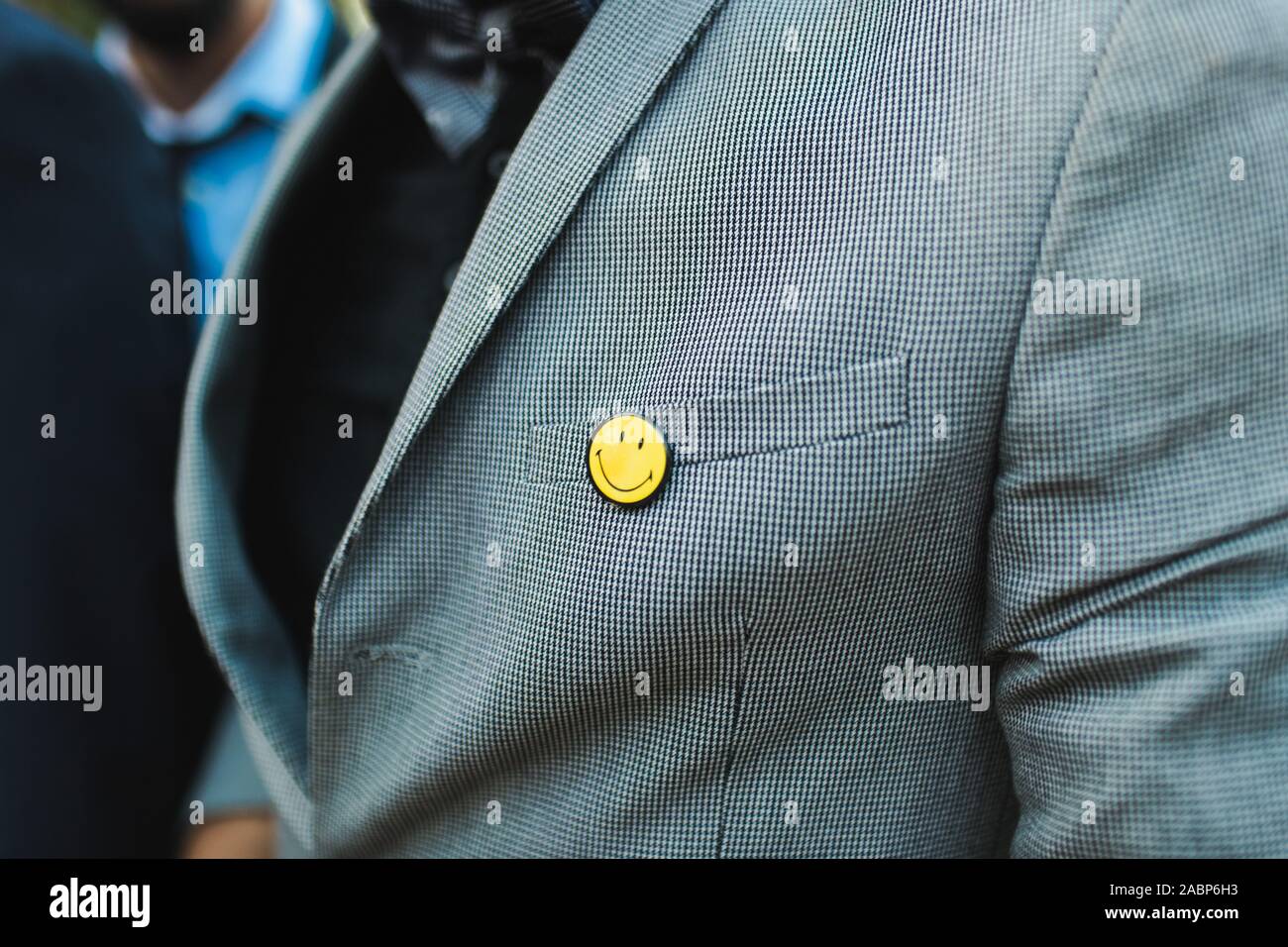 Un foglio con un sorriso su un uomo giacca, un atteggiamento positivo ai problemi della vita. Foto Stock