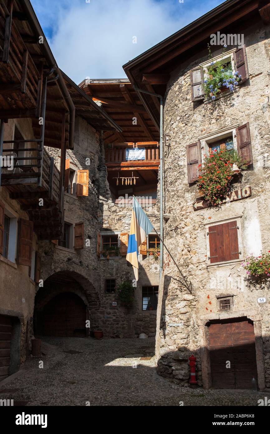 Piazza Francesco Baracca, la minuscola piazza principale del borgo medioevale di Canale di Tenno, Trentino-Alto Adige, Italia Foto Stock