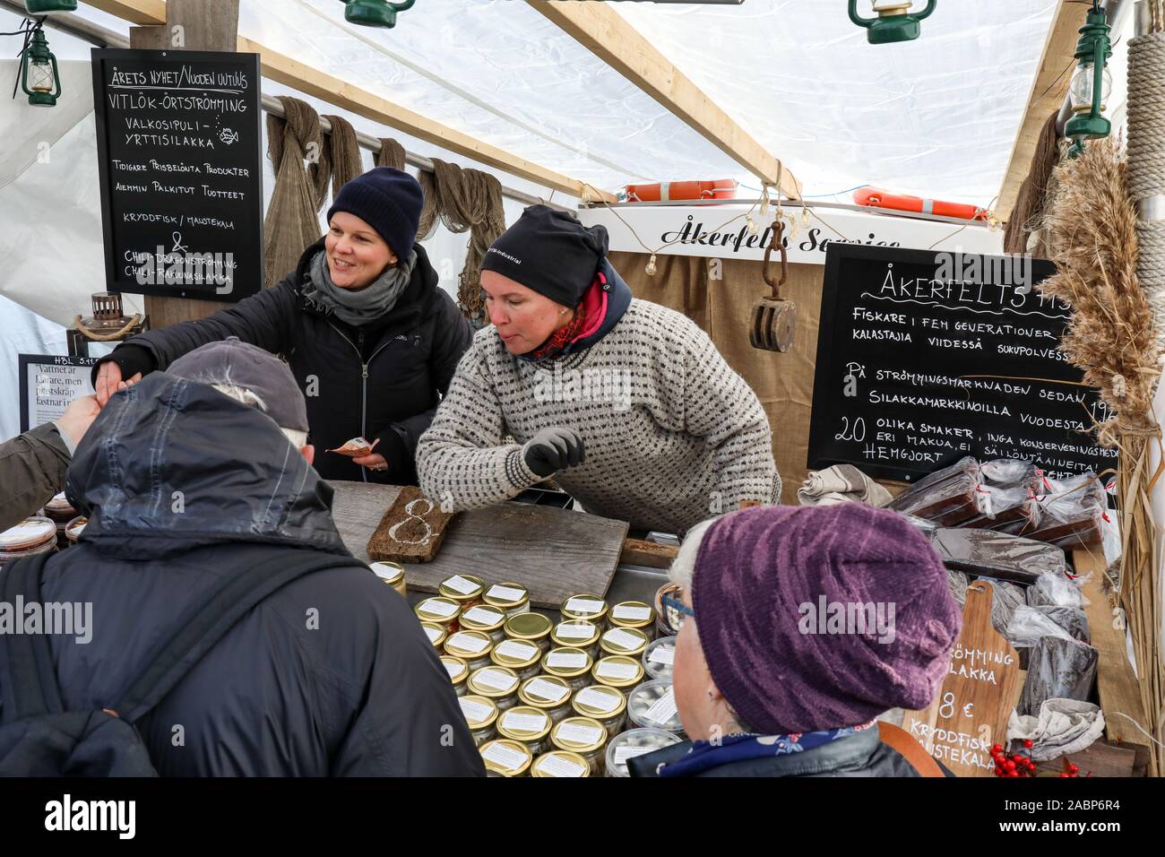 Aringa relative ai prodotti venduti da una barca da Piazza del Mercato di aringa del Baltico Fair a Helsinki in Finlandia Foto Stock