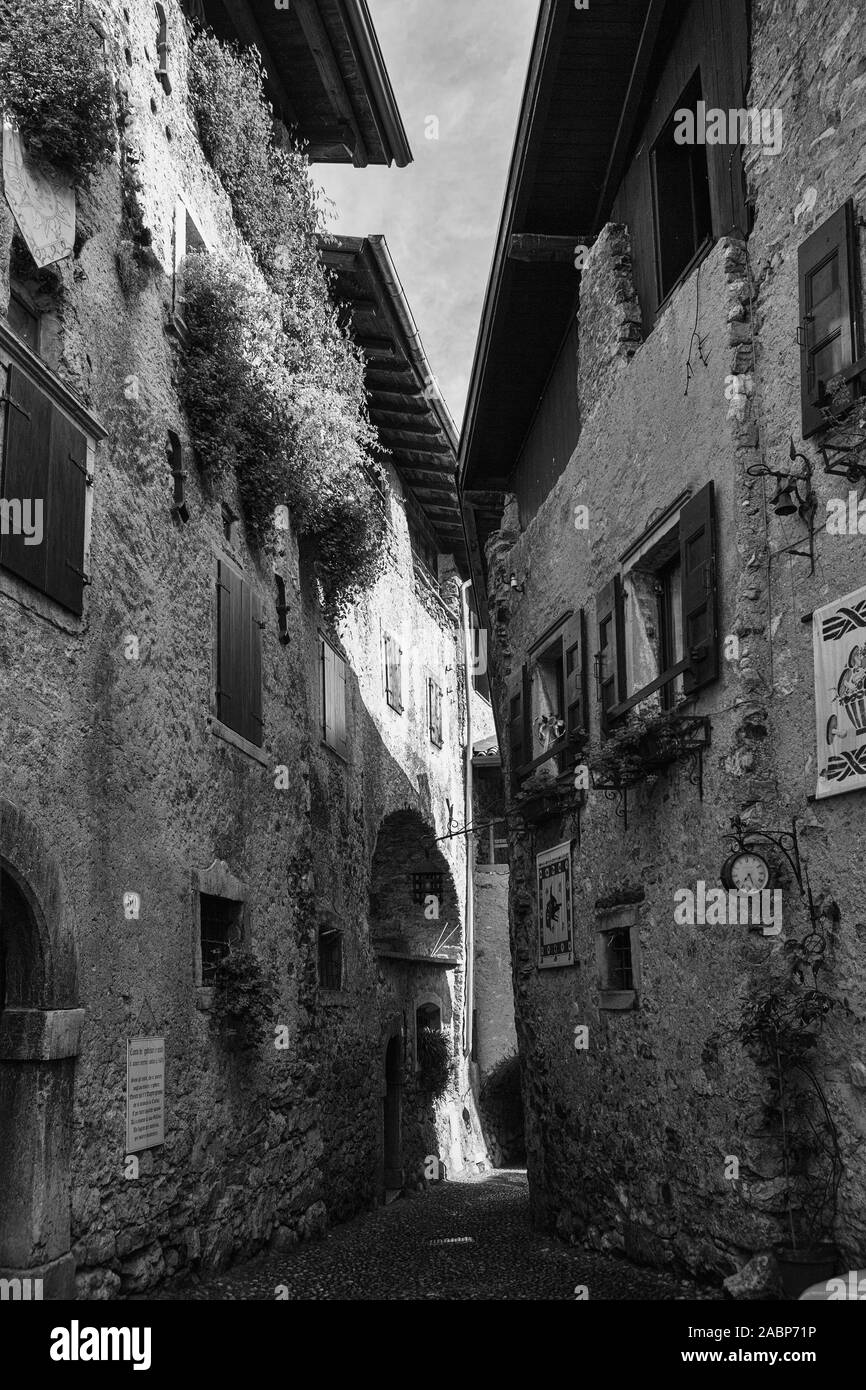 Via Ettore Fieramosca nel borgo medioevale di Canale di Tenno, Trentino-Alto Adige, Italia. Versione in bianco e nero Foto Stock