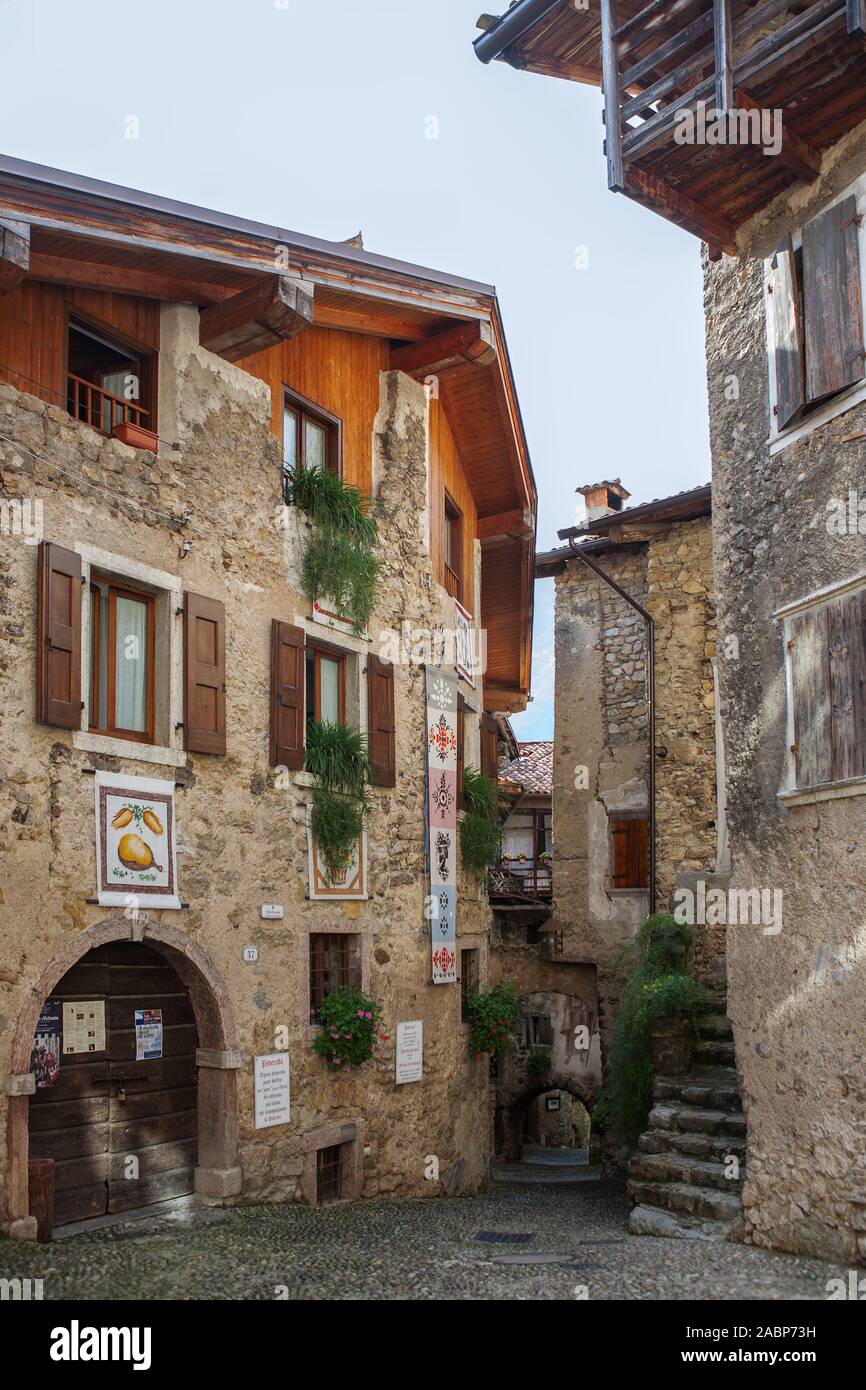 Piazza Francesco Baracca, la minuscola piazza principale del borgo medioevale di Canale di Tenno, Trentino-Alto Adige, Italia Foto Stock