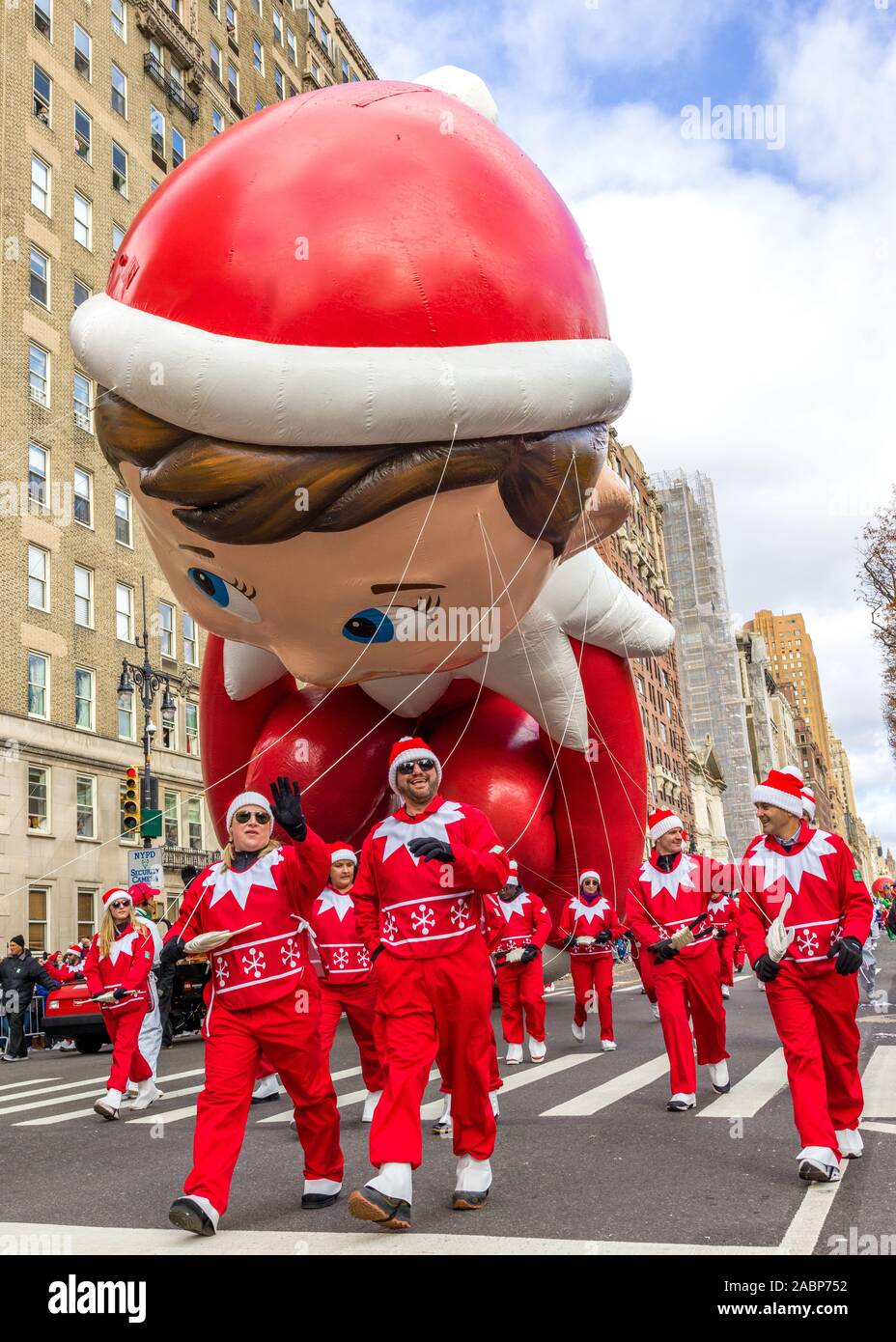 New York, Stati Uniti d'America. 28 Nov, 2019. La Elf sul ripiano di ballon durante il Macy's Thanksgiving Parade in New York City. Credito: Enrique Shore/Alamy Live News Foto Stock