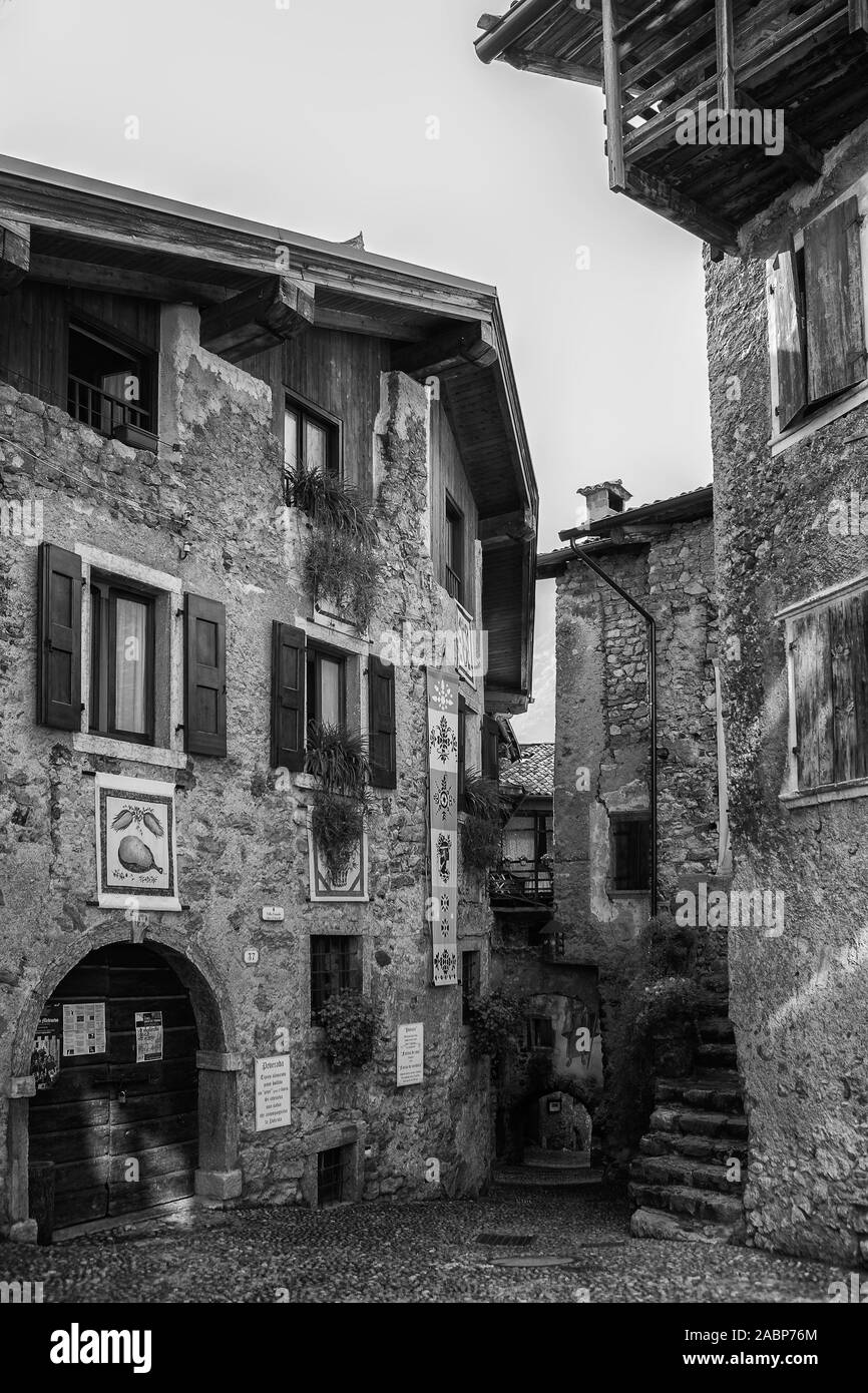 Piazza Francesco Baracca, la minuscola piazza principale del borgo medioevale di Canale di Tenno, Trentino-Alto Adige, Italia. Versione in bianco e nero Foto Stock