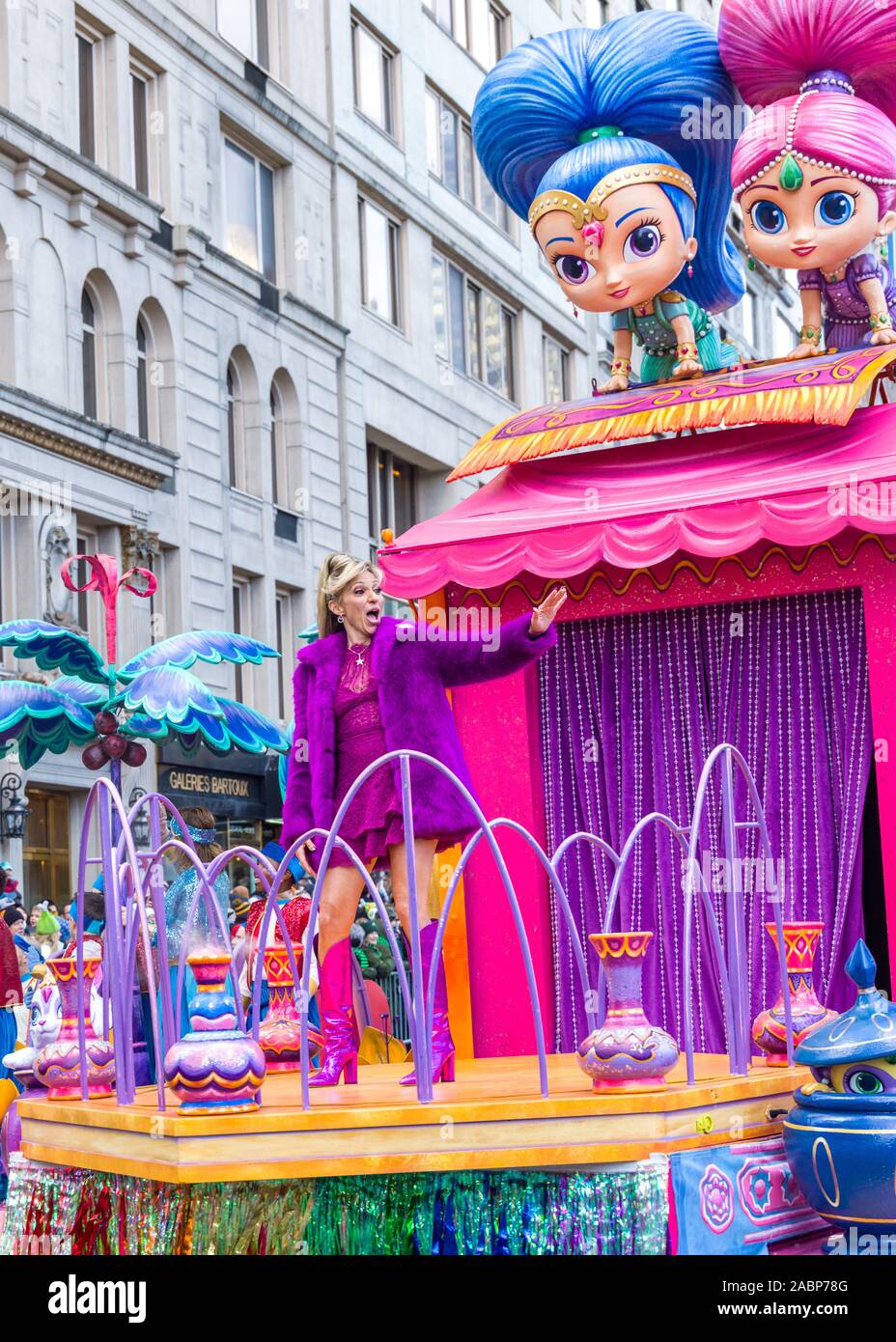 New York, Stati Uniti d'America, 28 novembre 2019. Debbie Gibson onde dal bagliore e brillare galleggiante durante il Macy's Thanksgiving Parade in New York City. Credito: Enrique Shore/Alamy Live News Foto Stock