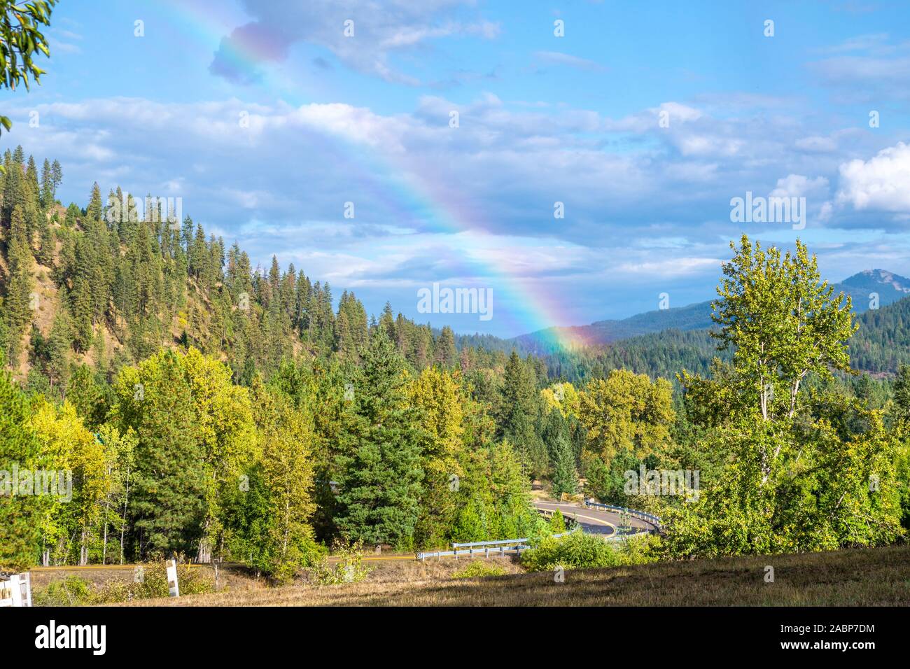 Un arcobaleno splende sulle montagne della Valle d'argento nel Pacifico Nordovest terrestre in Idaho, Stati Uniti d'America Foto Stock