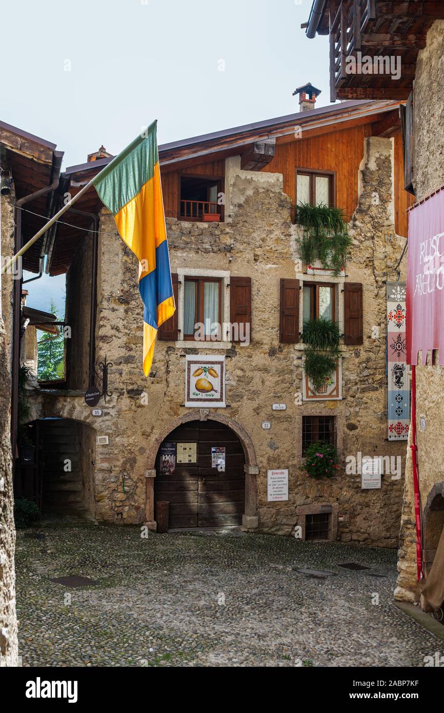 Piazza Francesco Baracca, la minuscola piazza principale del borgo medioevale di Canale di Tenno, Trentino-Alto Adige, Italia Foto Stock