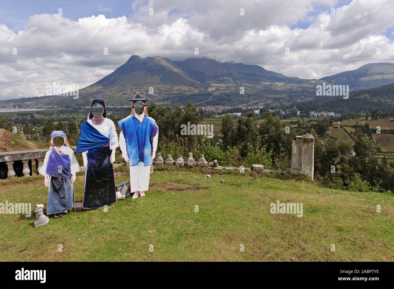 Una foto di una famiglia ecuadoriana a Gonzalez Suarez vicino Otavalo, Ecuador, con sullo sfondo il vulcano Imbabura Foto Stock