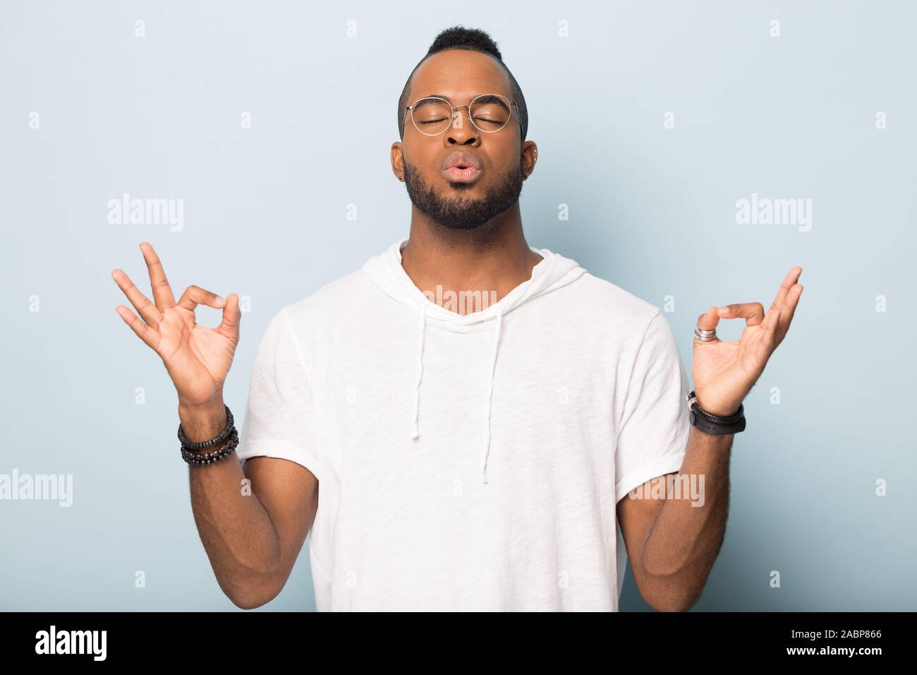 Riflessivo African American uomo a praticare yoga con gli occhi chiusi Foto Stock