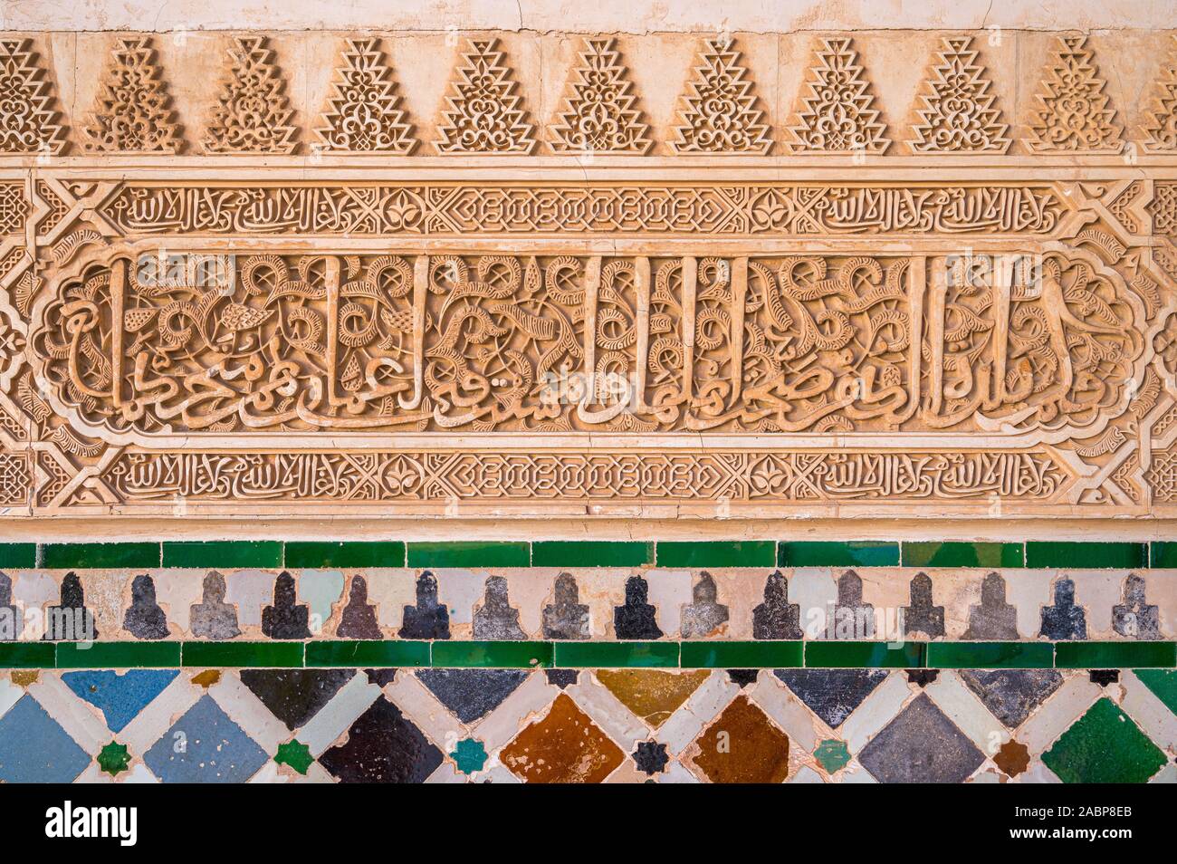 Finemente decorato le pareti del palazzo dell'Alhambra di Granada con iscrizioni in arabo. Andalusia, Spagna. Giugno-03-2019 Foto Stock