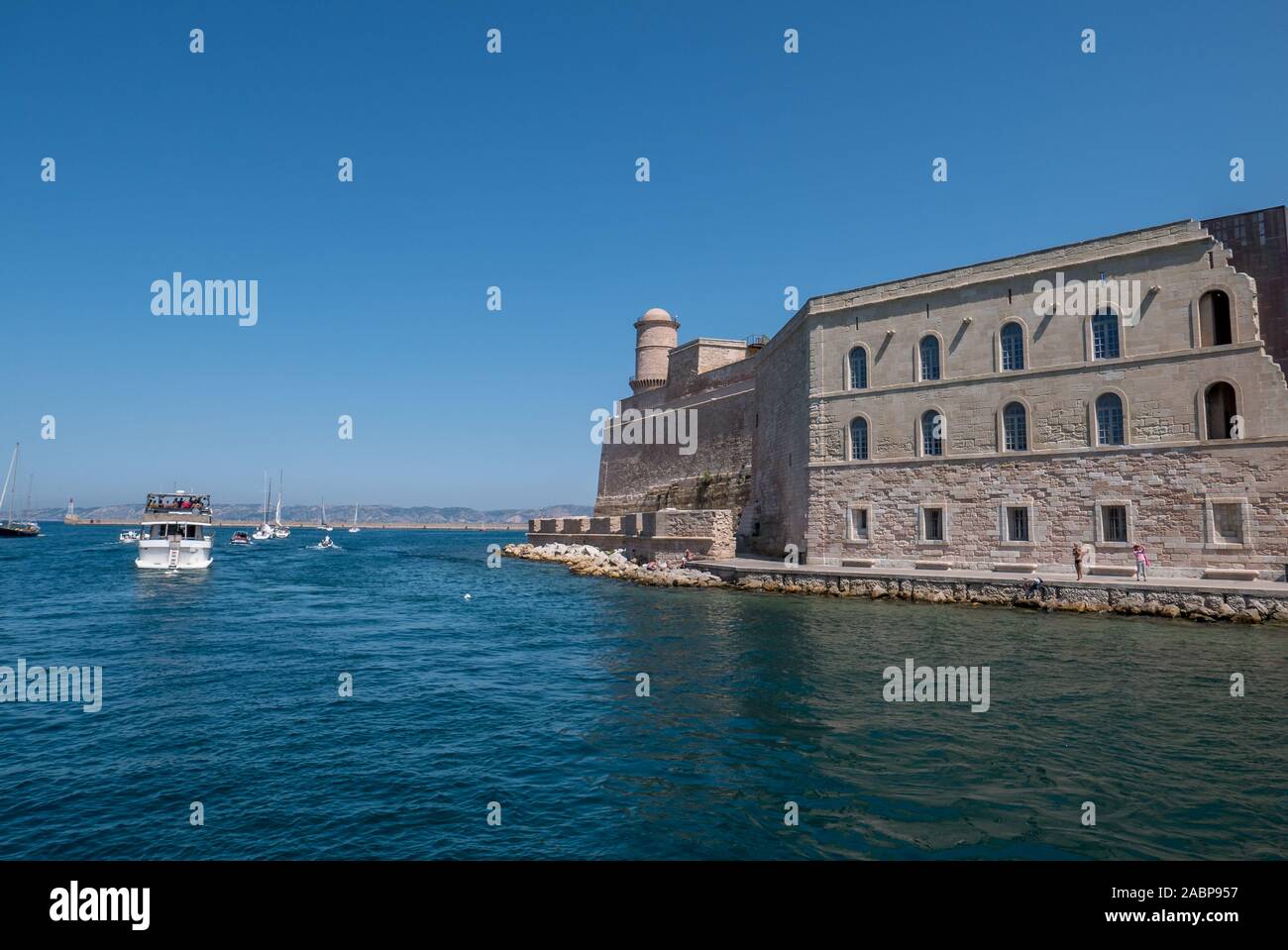 Entrata al vecchio porto di Marsiglia, Francia. giro in barca Foto Stock