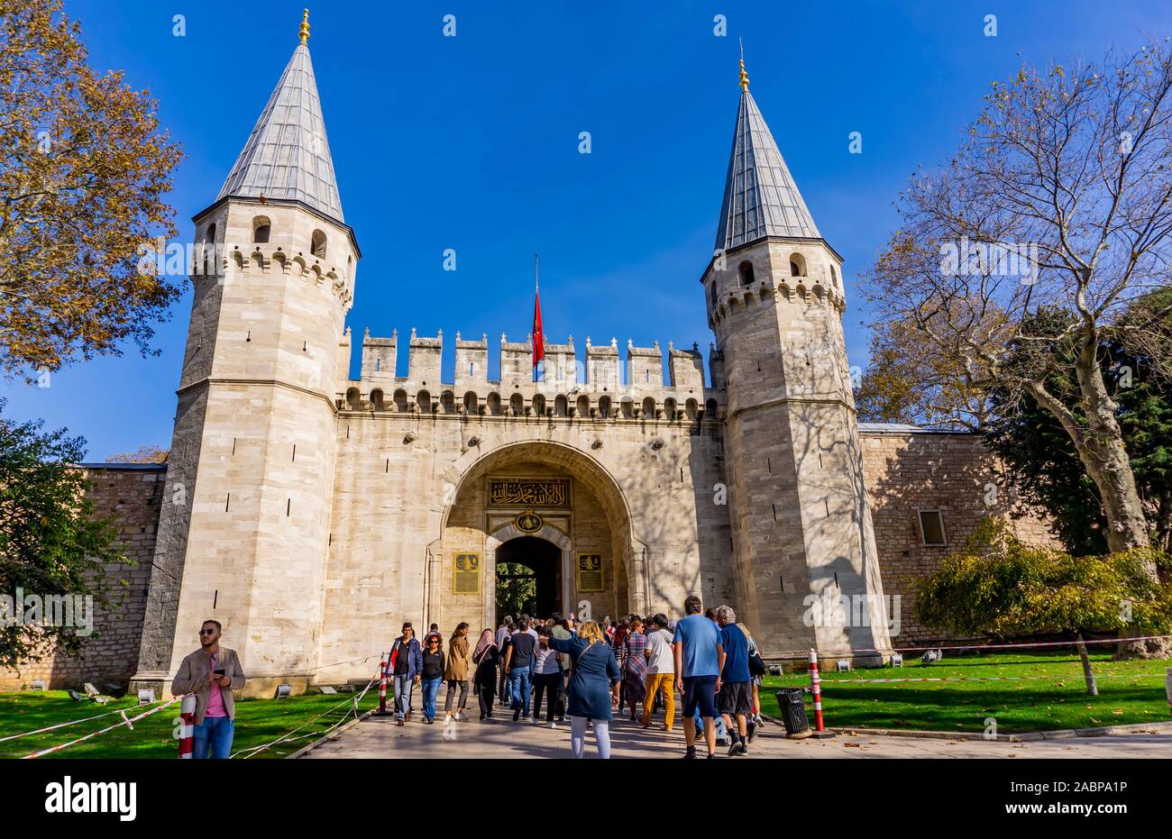 Persone non identificate al cancello della formula di saluto presso il Palazzo di Topkapi ad Istanbul in Turchia. Foto Stock