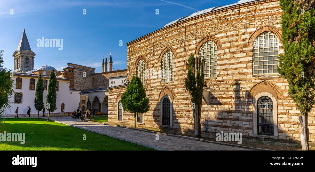 Persone non identificate al cortile del palazzo Topkapi a Istanbul, Turchia. Foto Stock