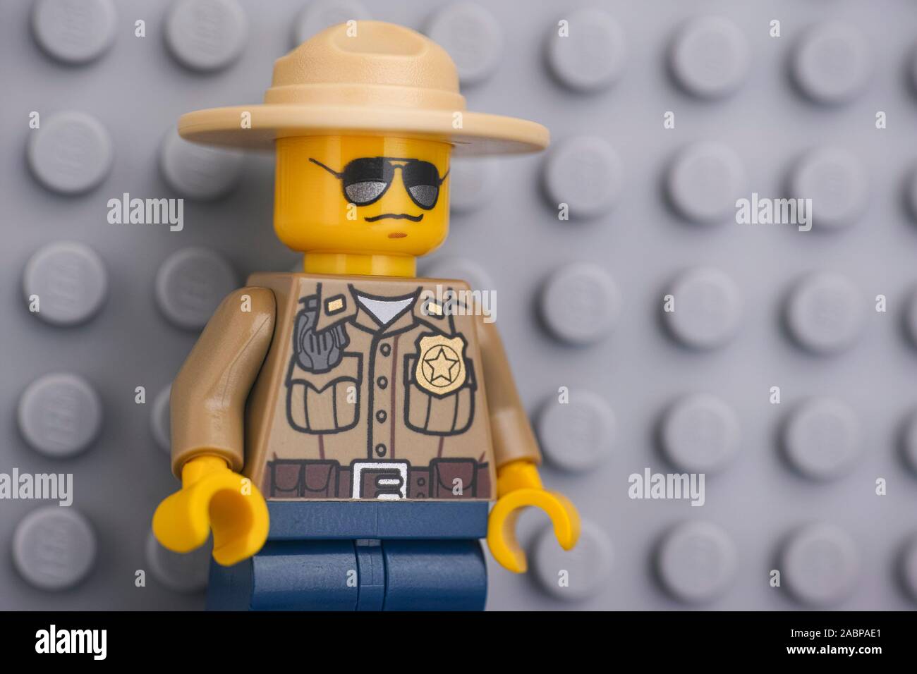 Tambov, Federazione Russa - Novembre 08, 2019 Ritratto di Lego sheriff permanente minifigure LEGO contro la piastra di base grigio Sfondo. Foto Stock