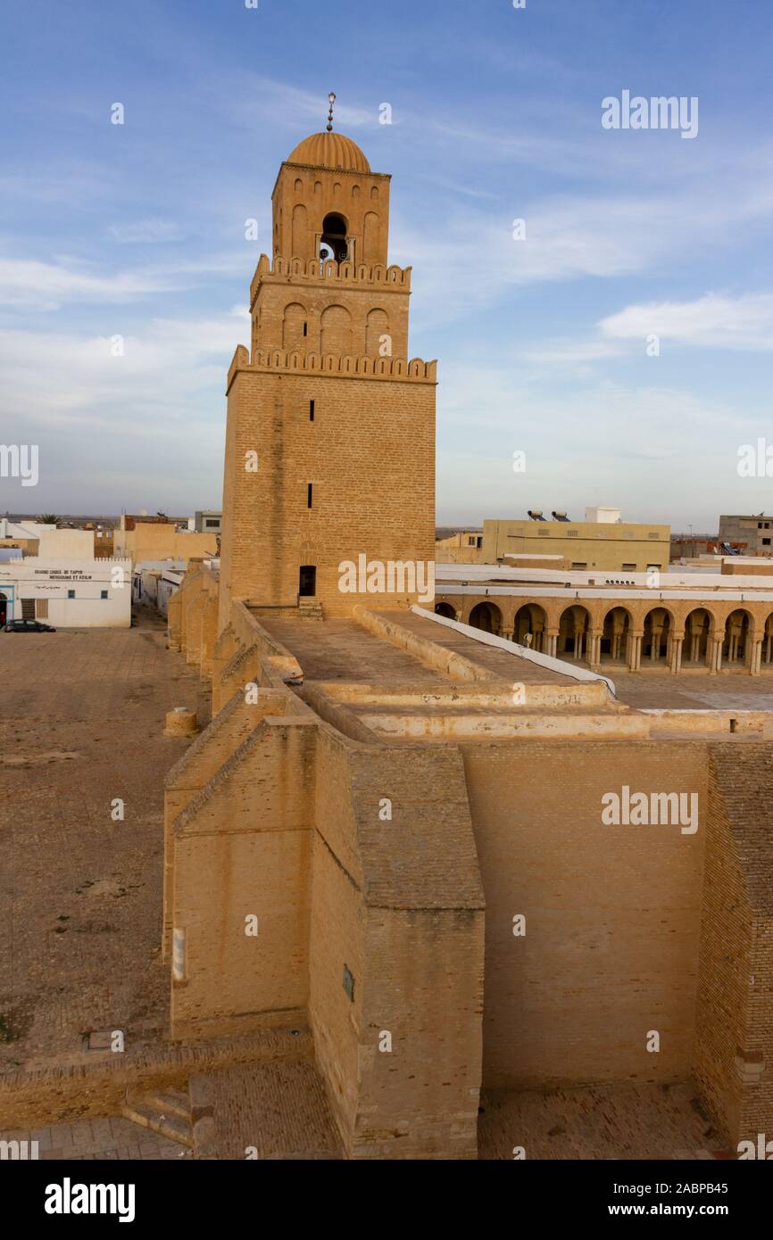 Torre della Grande Moschea di Kairouan (aka la moschea di Uqba), è una moschea situato in Kairouan, Tunisia ed è uno dei più imponenti e ampia Foto Stock