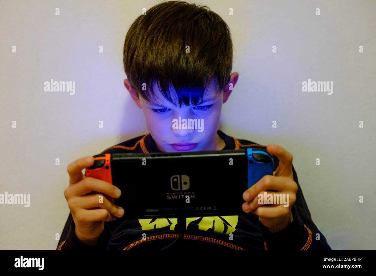 Il ragazzo, 9 anni, giocando su Nintendo interruttore, Germania Foto Stock