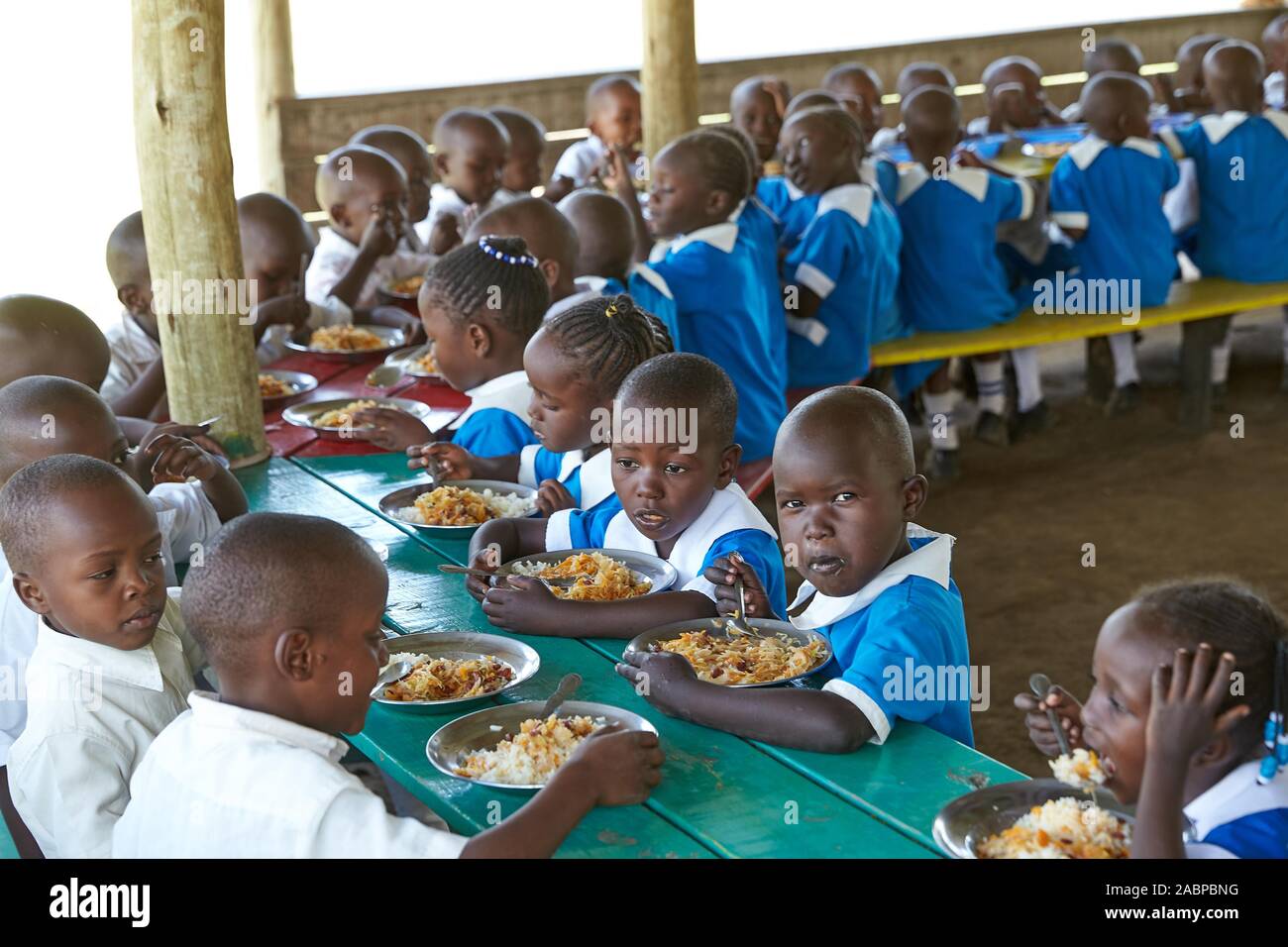 Gli studenti della Accademia Mirisa a pranzo, Nakuru, Kenya Foto Stock