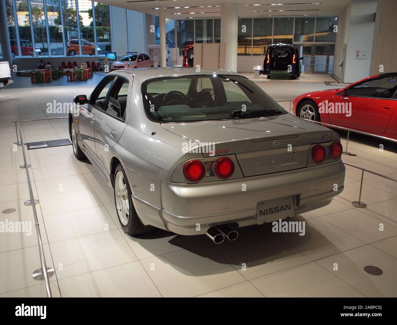 YOKOHAMA, Giappone - 20 febbraio 2019: Il 1998 Nissan Skyline GT-R versione Autech quarantesimo anniversario, per la Nissan sede centrale globale Gallery. Foto Stock