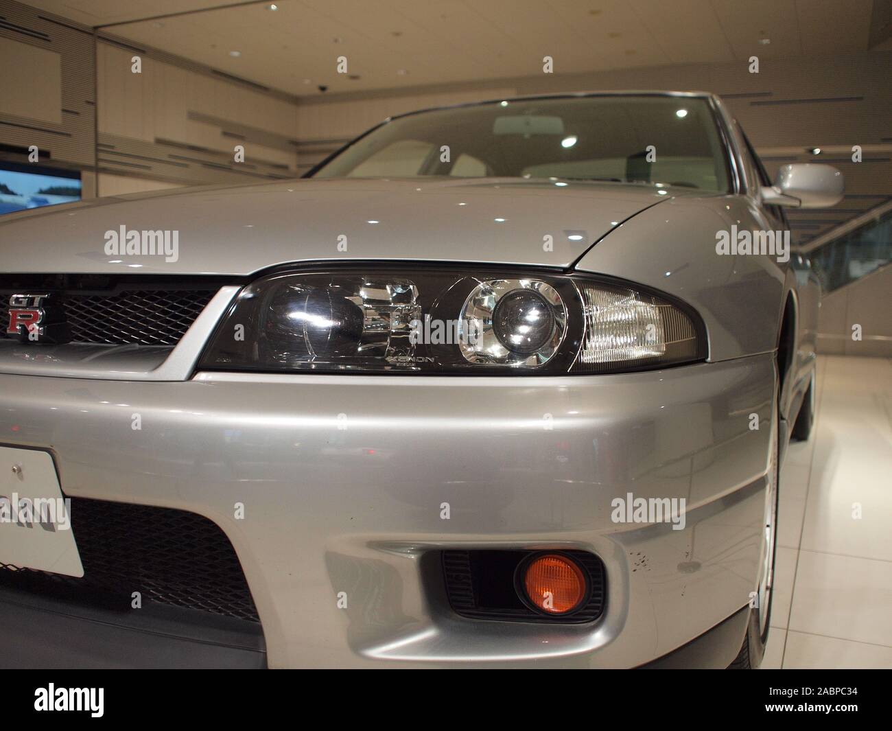 YOKOHAMA, Giappone - 20 febbraio 2019: Il 1998 Nissan Skyline GT-R versione Autech quarantesimo anniversario, per la Nissan sede centrale globale Gallery. Foto Stock