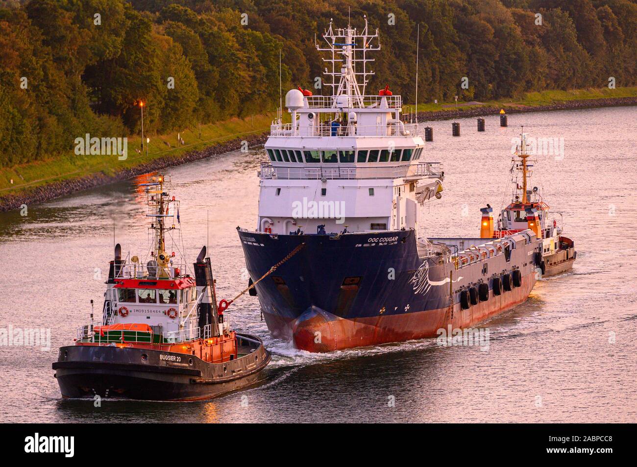 Alimentazione offshore Nave OOC Cougar passando il canale di Kiel legato un cantiere polacco per riattaccare dopo un lungo periodo di layup a Rendsburg. Foto Stock