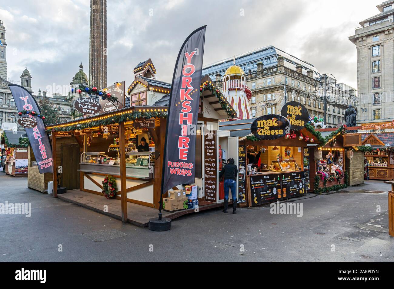 Si spegne a Glasgow Mercatino di Natale 2019 a George Square Glasgow Scozia con bancarelle Foto Stock