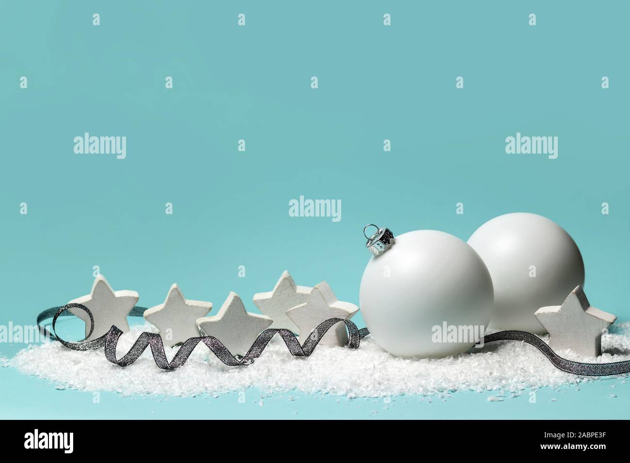 Composizione di Natale realizzati con decorazioni in bianco. Natale o Capodanno biglietto di auguri, banner web, sullo sfondo. Foto Stock