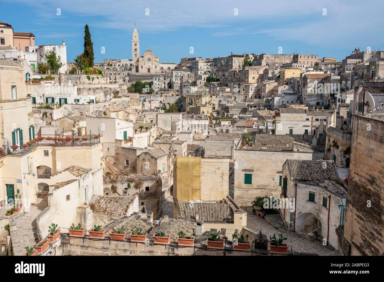 Classic vista sul Sasso Barisano da viewpoint off Piazza Vittorio Veneto in Sassi di Matera, Basilicata, Italia Meridionale Foto Stock