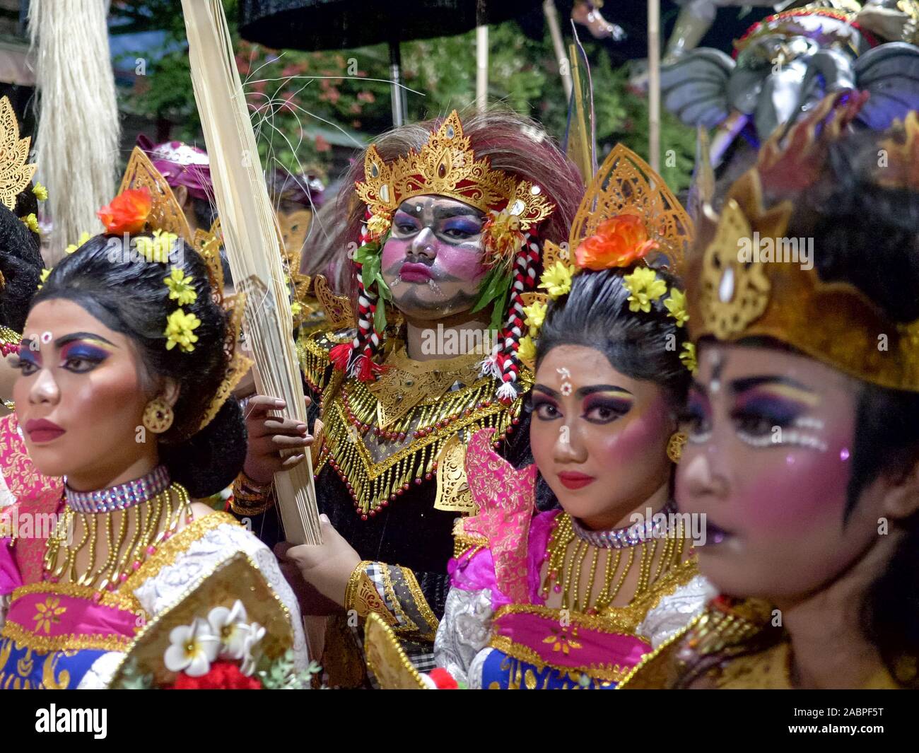 KUTA, INDONESIA - marzo, 16, 2018: decorata femmina e un ballerino maschio nel nuovo indù anno sfilano per le strade di Bali, Indonesia Foto Stock