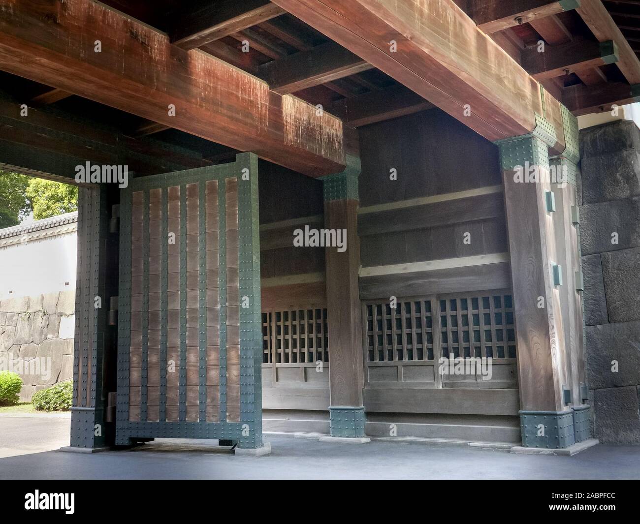 L OTE-mon gate e le sue massicce travi in legno al imperial Palace East Garden a Tokyo in Giappone Foto Stock