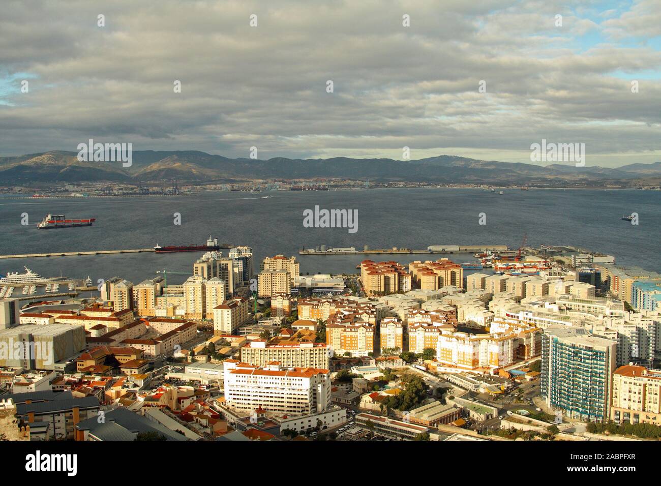 Vista dalla Rocca di Gibilterra attraverso la baia di Gibilterra verso Algeciras in Andalusia, Spagna Foto Stock