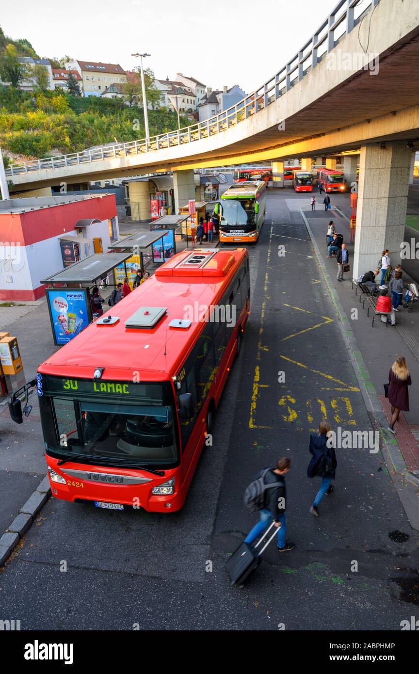 Bratislava, Slovacchia. 2019/10/21. Le persone sono a salire su un autobus a Bratislava. Foto Stock