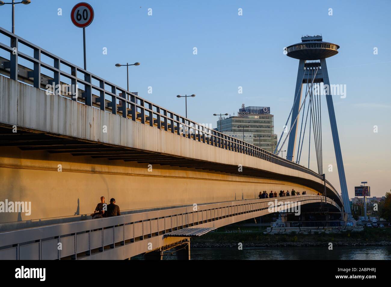 Bratislava, Slovacchia. 2019/10/21. La SNP ponte che attraversa il fiume Danubio a Bratislava. SNP è una abbreviazione slovacca per Rivolta Nazionale Slovacca. Foto Stock