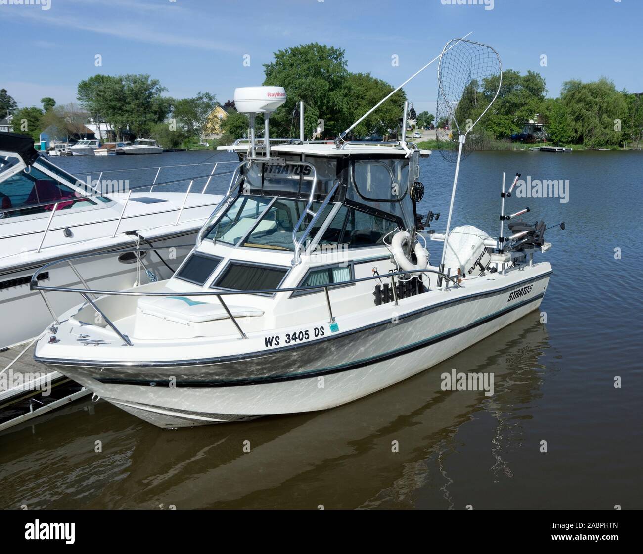 Pesca sportiva imbarcazione attraccata a due fiumi, Wisconsin per il Lago Michigan la pesca Foto Stock