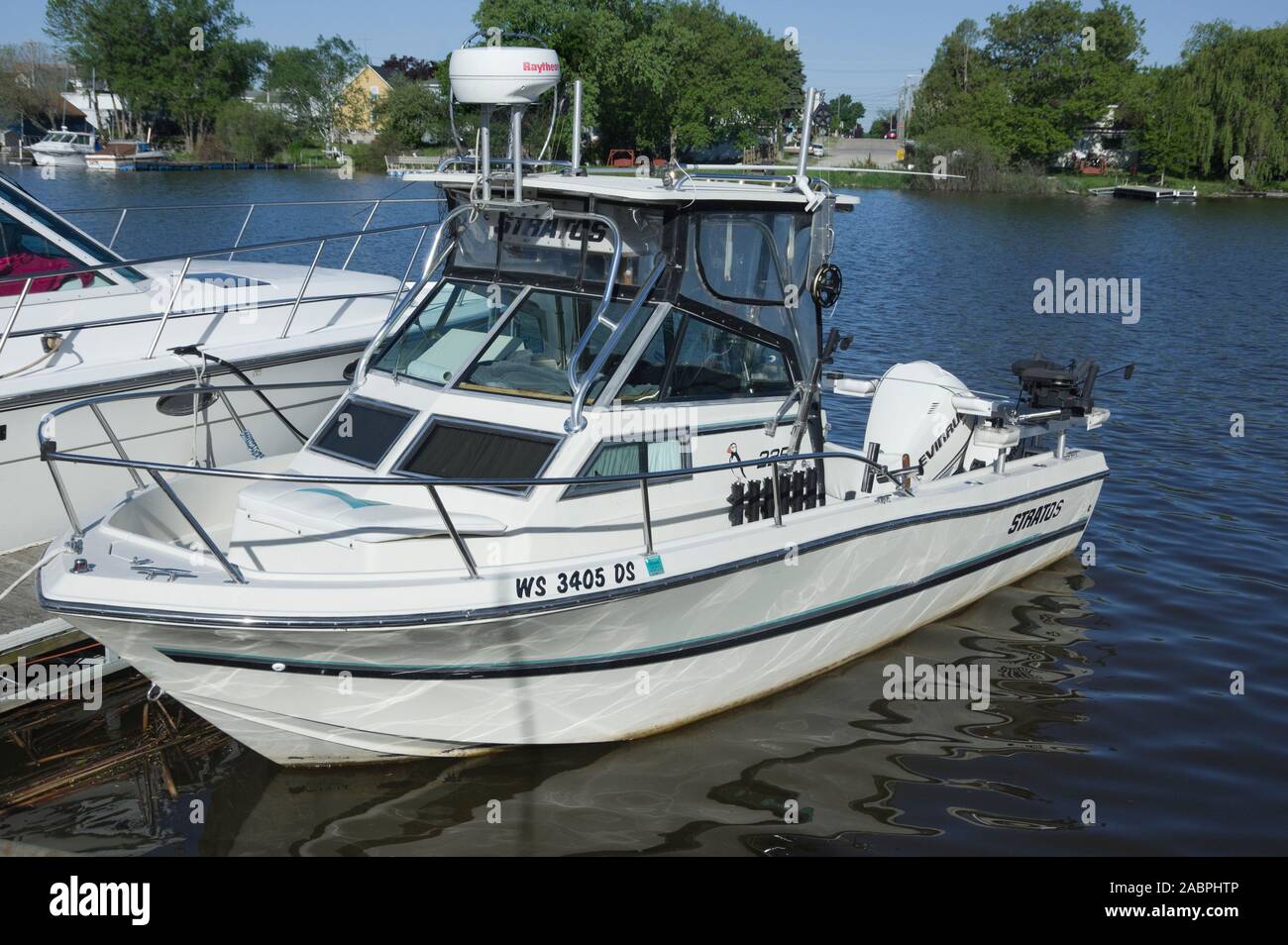 Pesca sportiva imbarcazione attraccata a due fiumi, Wisconsin per il Lago Michigan la pesca Foto Stock