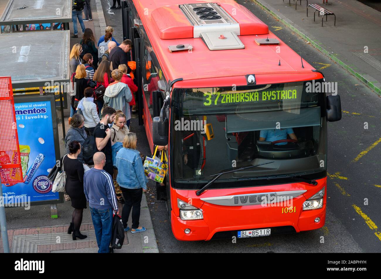 Bratislava, Slovacchia. 2019/10/21. Le persone sono a salire su un autobus a Bratislava. Foto Stock